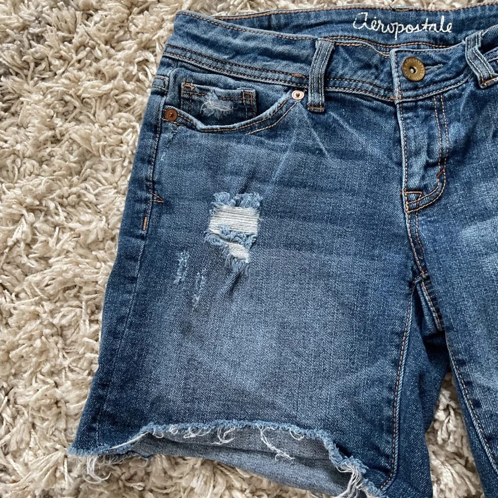Aeropostale Boyfriend Denim Shorts Womens 00 Distressed Raw Hem Medium‎ Wash